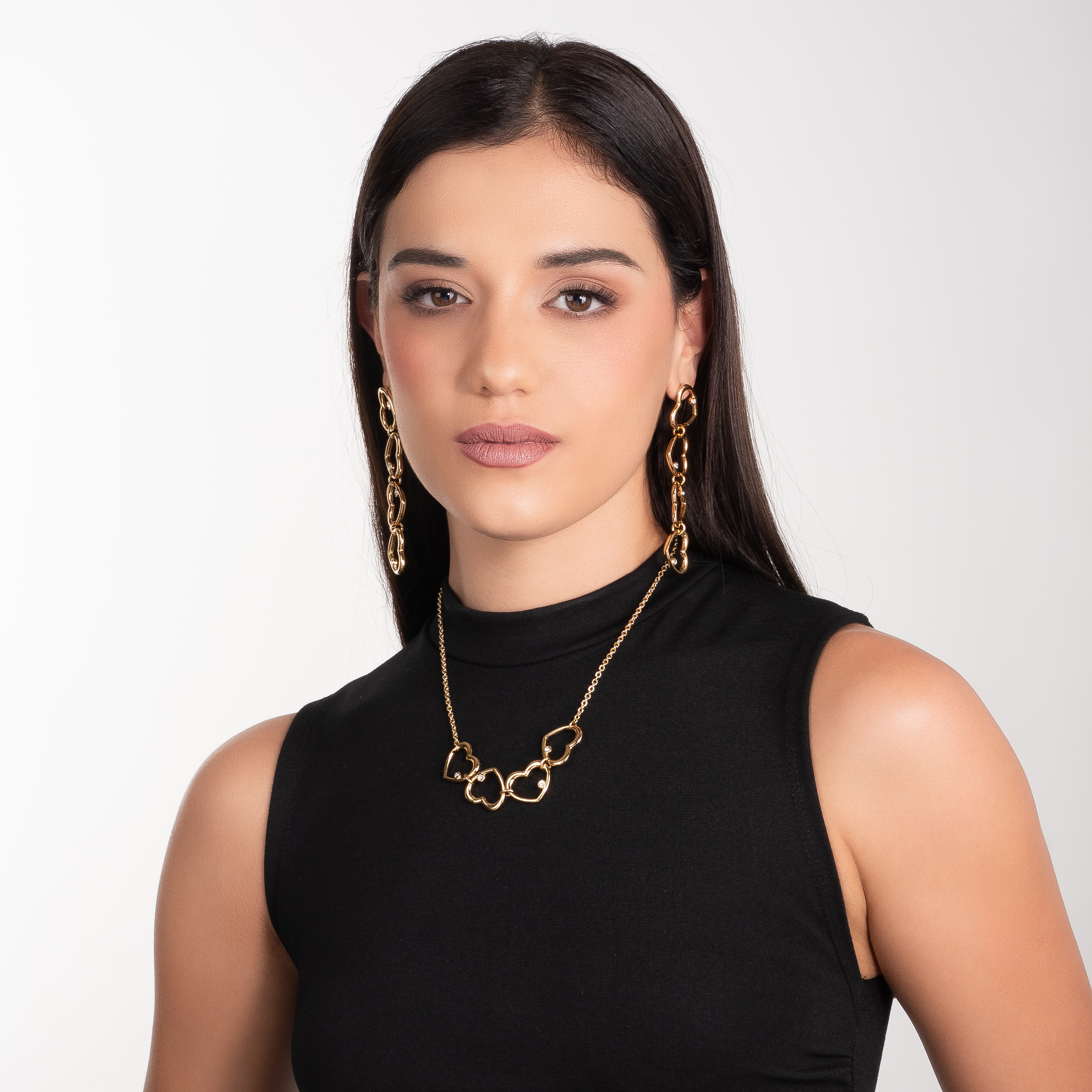 Aretes en baño de oro corazones entrelazados toque brillante