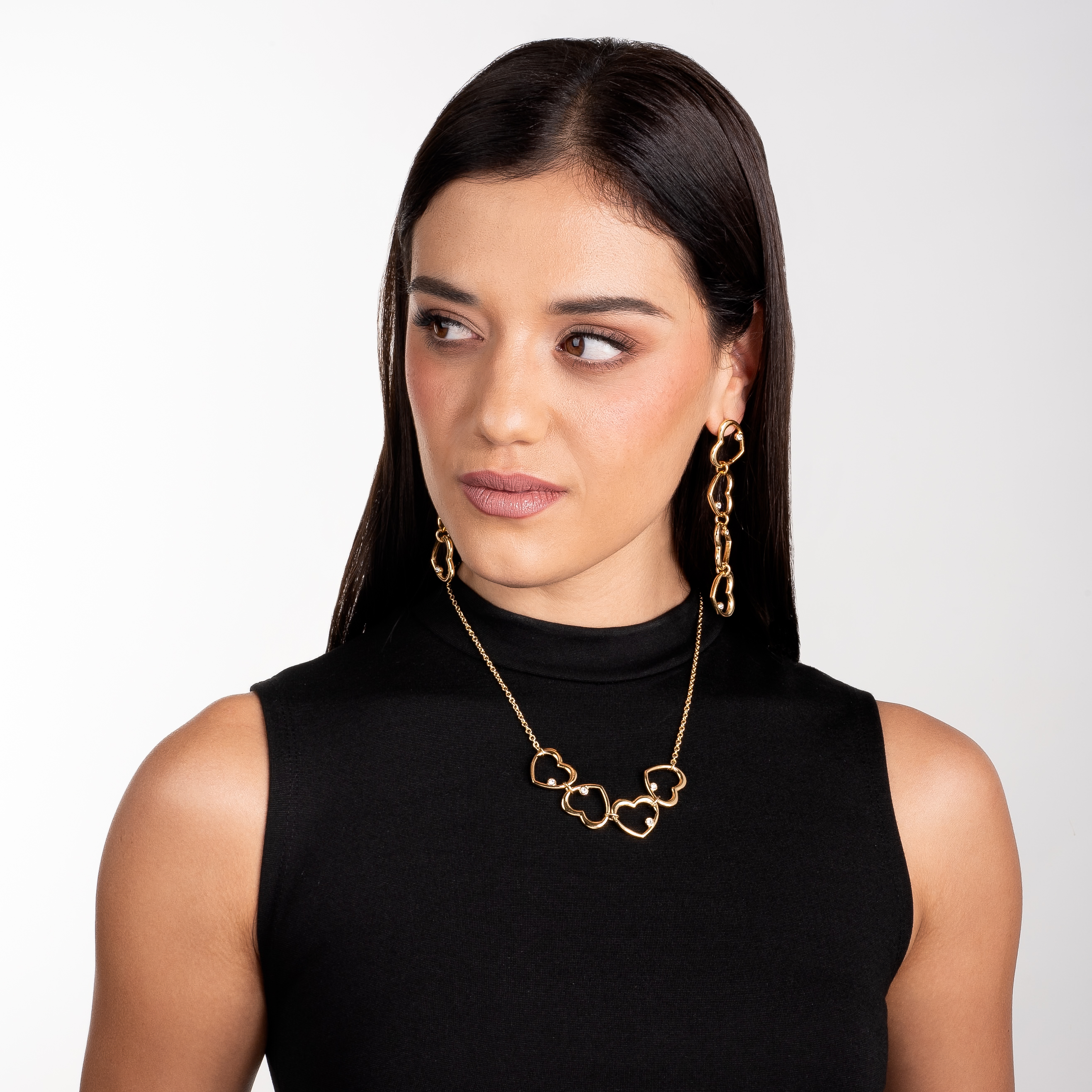 Aretes en baño de oro corazones entrelazados toque brillante