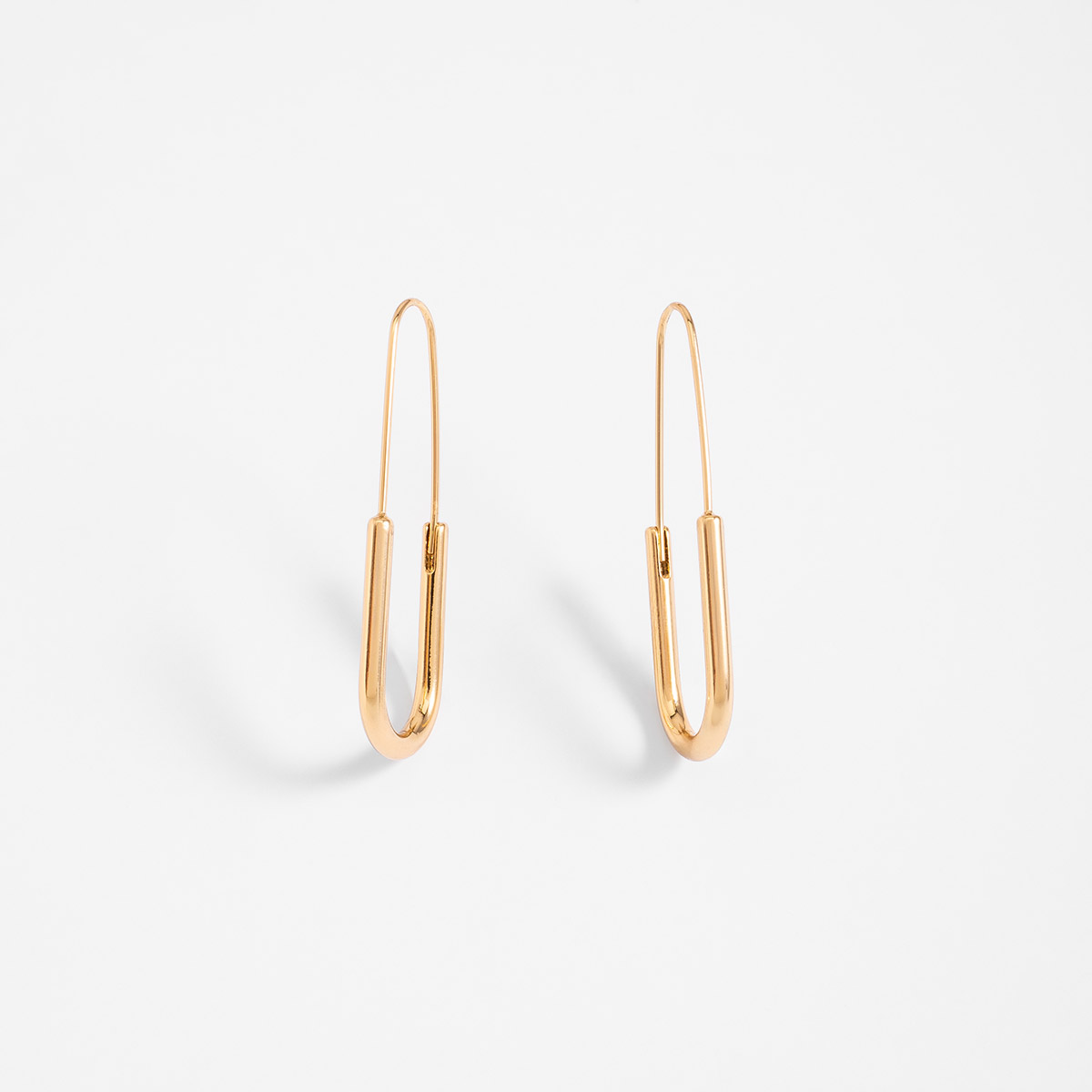 Aretes gancho alargado en baño de oro diseño minimalista