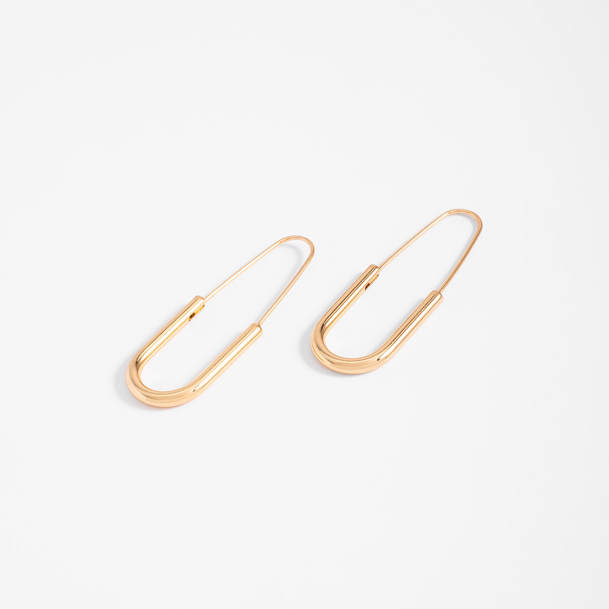 Aretes gancho alargado en baño de oro diseño minimalista
