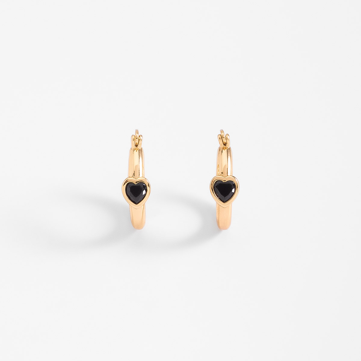 Aretes en baño de oro corazón negro diseño moderno 2 cm