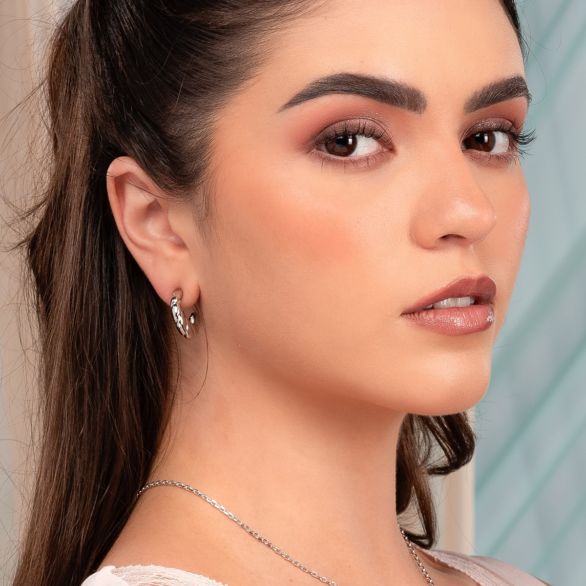 Aretes en baño de platino diseño trenzado volumen moderno