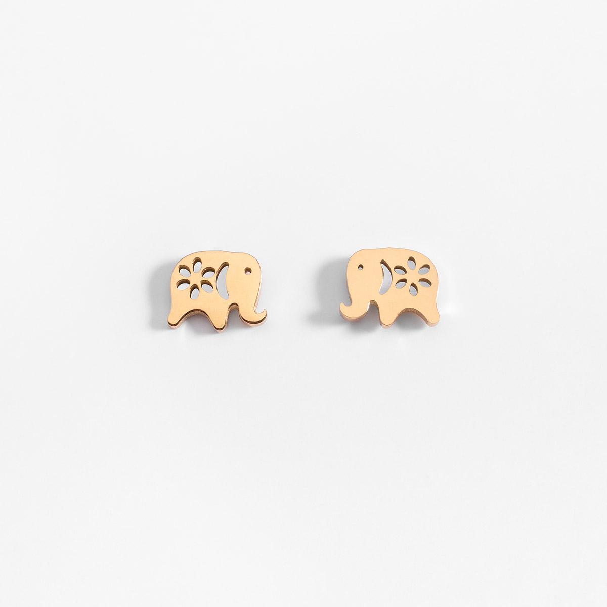 Aretes en baño de oro diseño elefante calado 1.1 cm x 1.5 cm