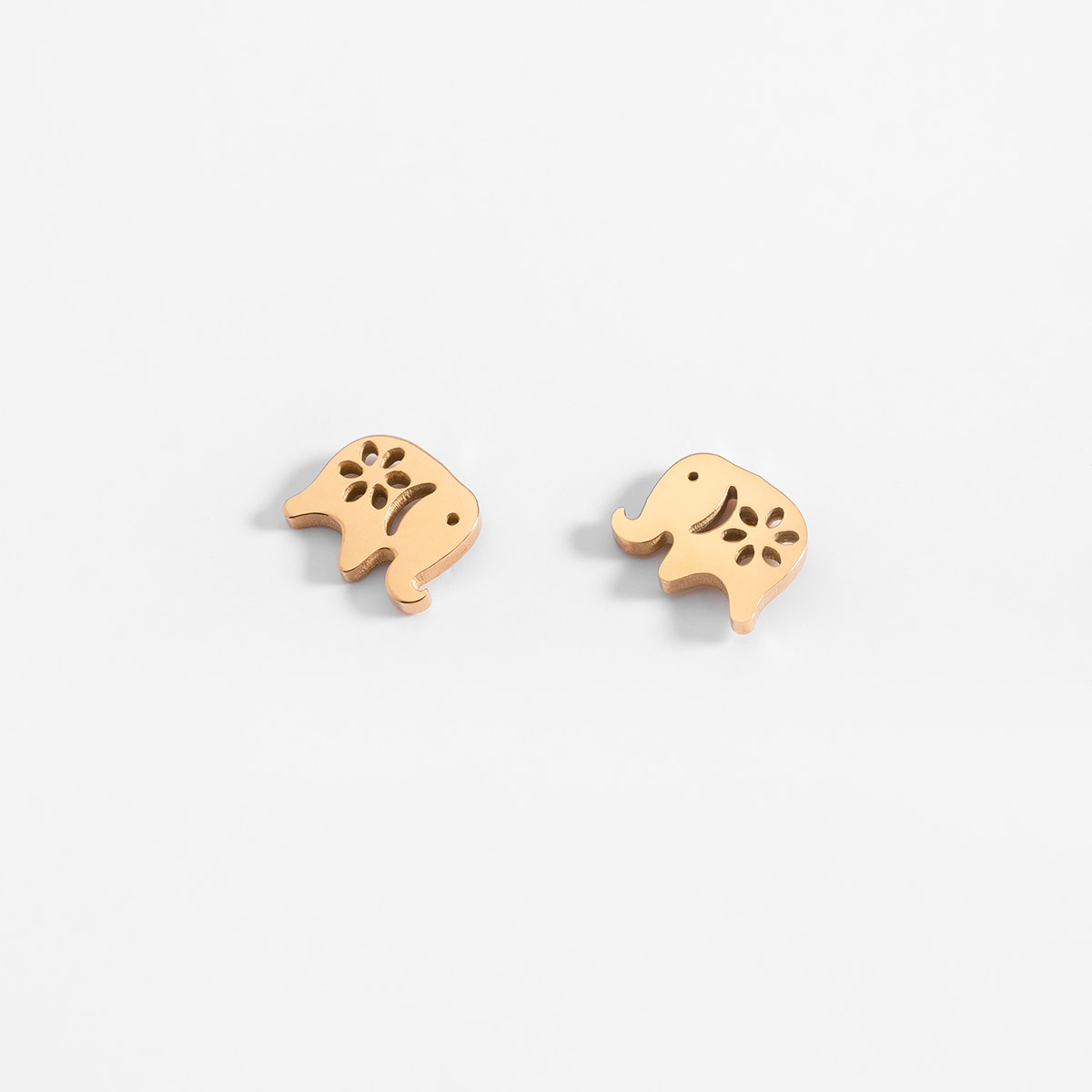 Aretes en baño de oro diseño elefante calado 1.1 cm x 1.5 cm