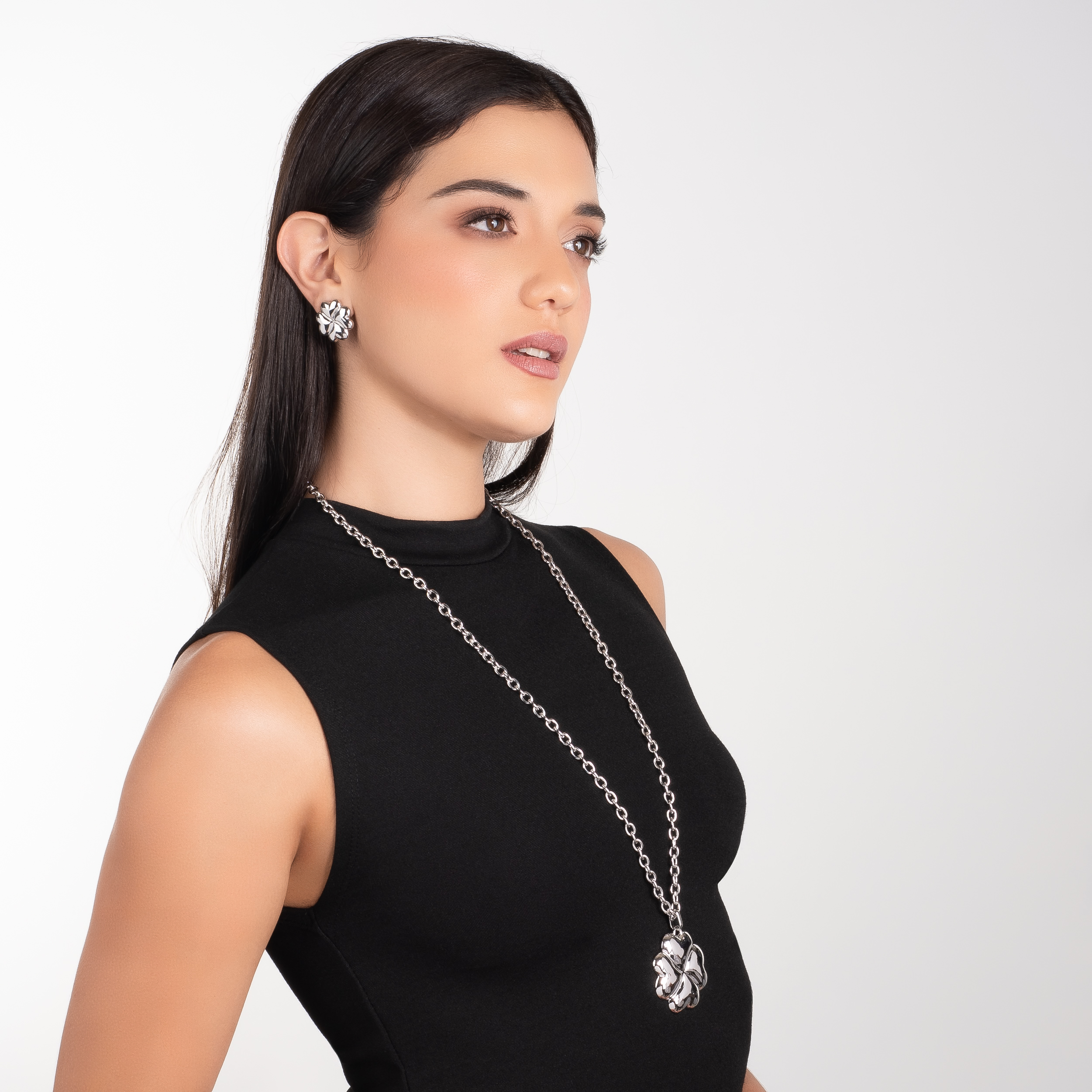 Aretes en baño de platino diseño flor pétalos redondeados