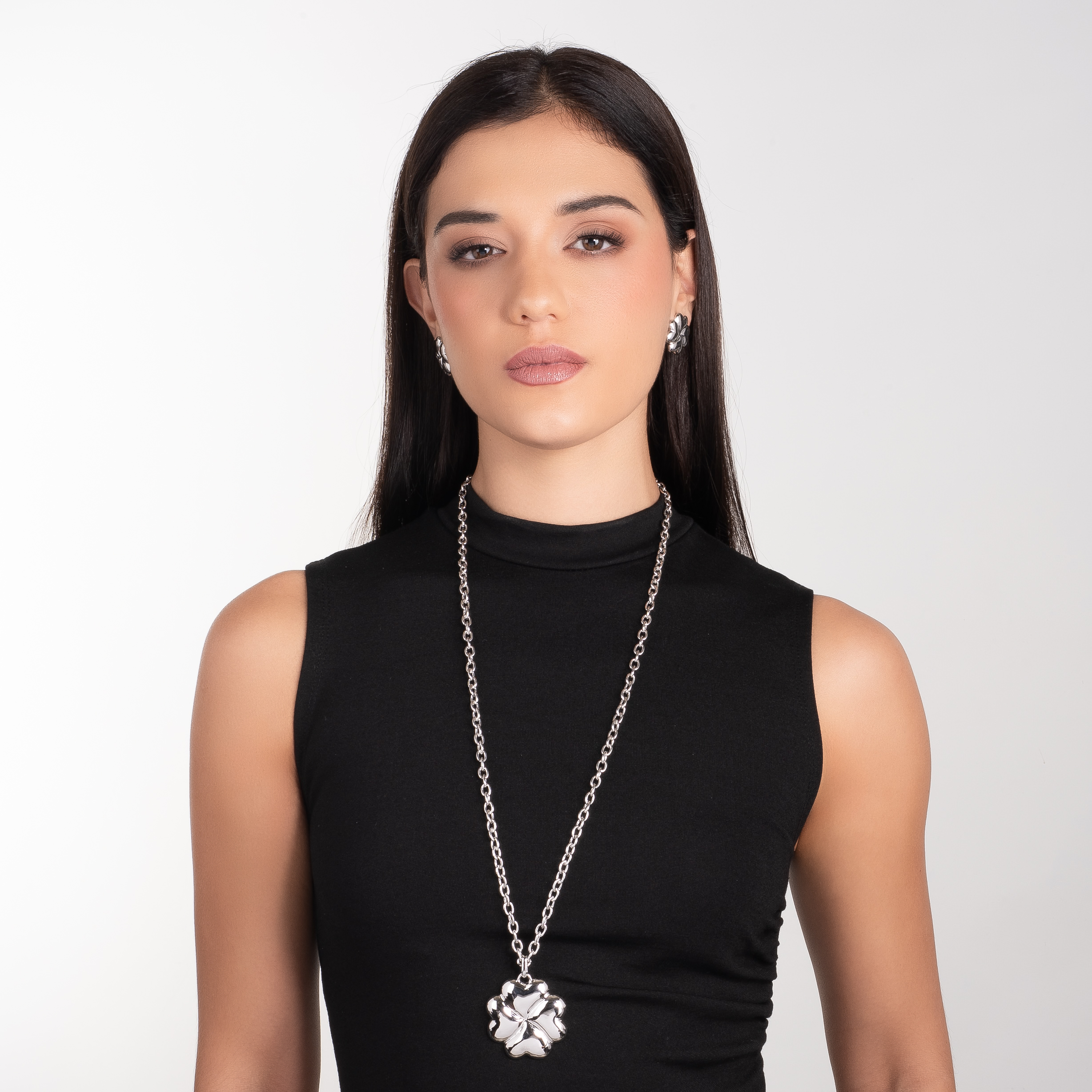 Aretes en baño de platino diseño flor pétalos redondeados