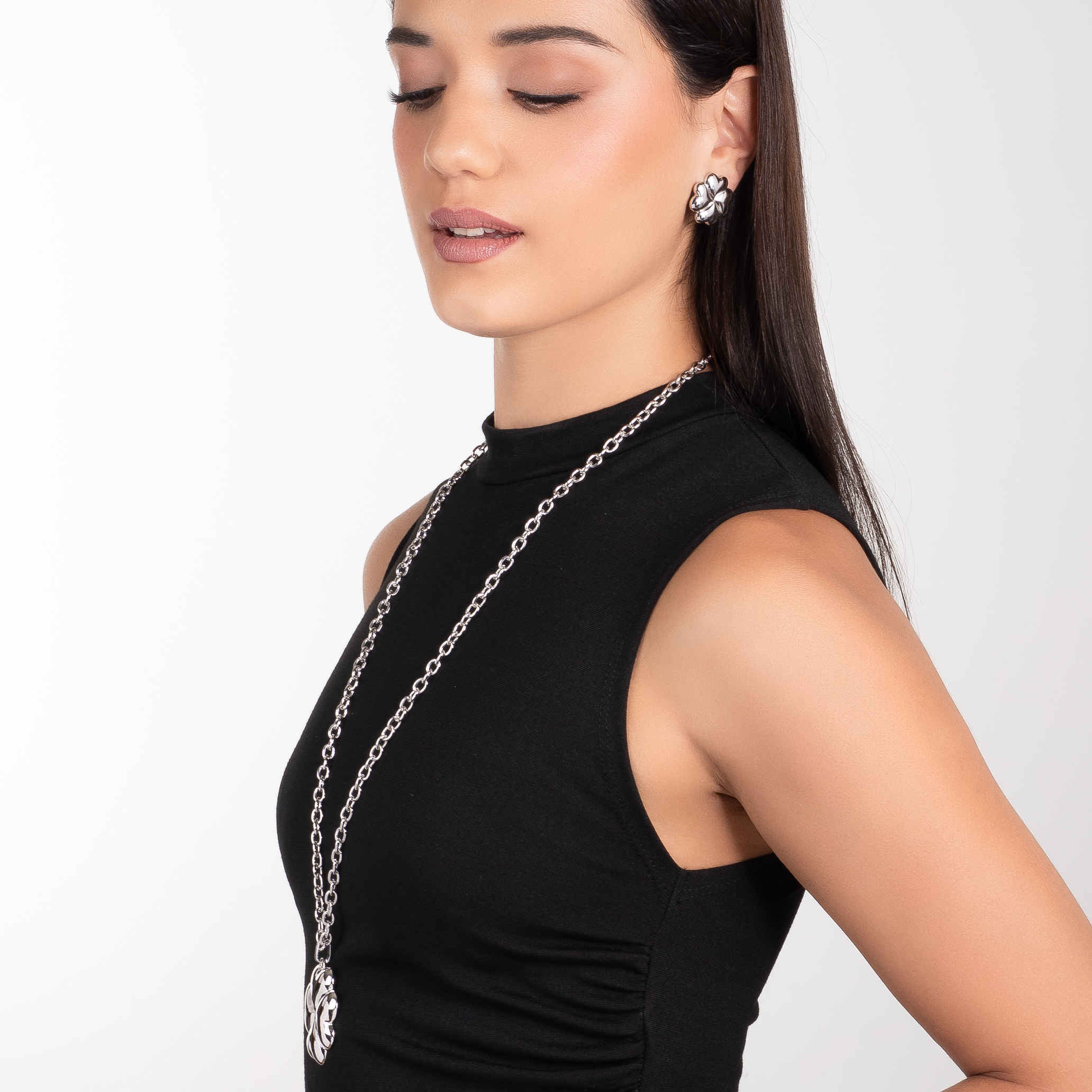 Aretes en baño de platino diseño flor pétalos redondeados