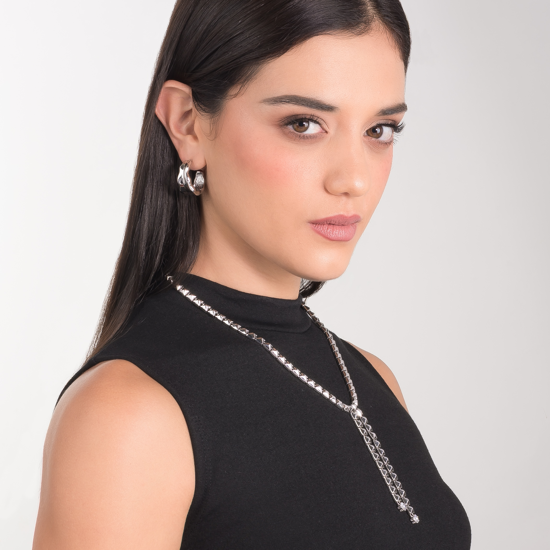 Aretes en baño de platino diseño irregular moderno