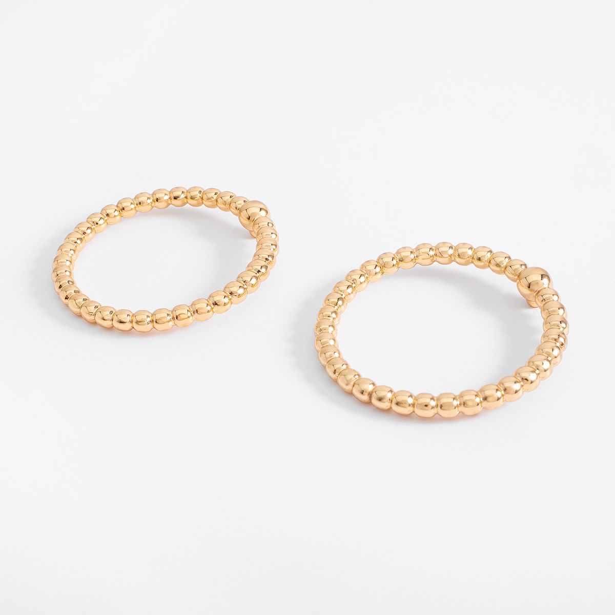 Aretes aro poste en baño de oro diseño esferas pulidas