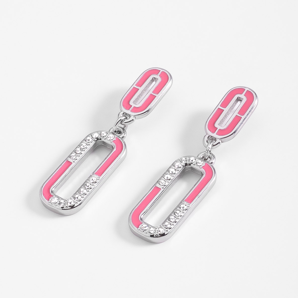Aretes en baño de rodio diseño eslabón esmalte rosa