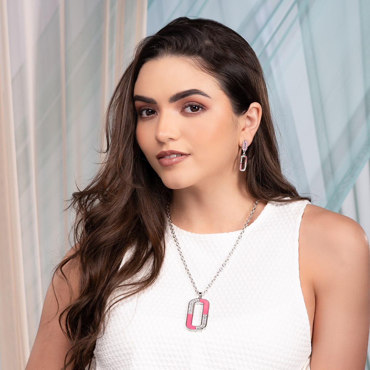 Aretes en baño de rodio diseño eslabón esmalte rosa