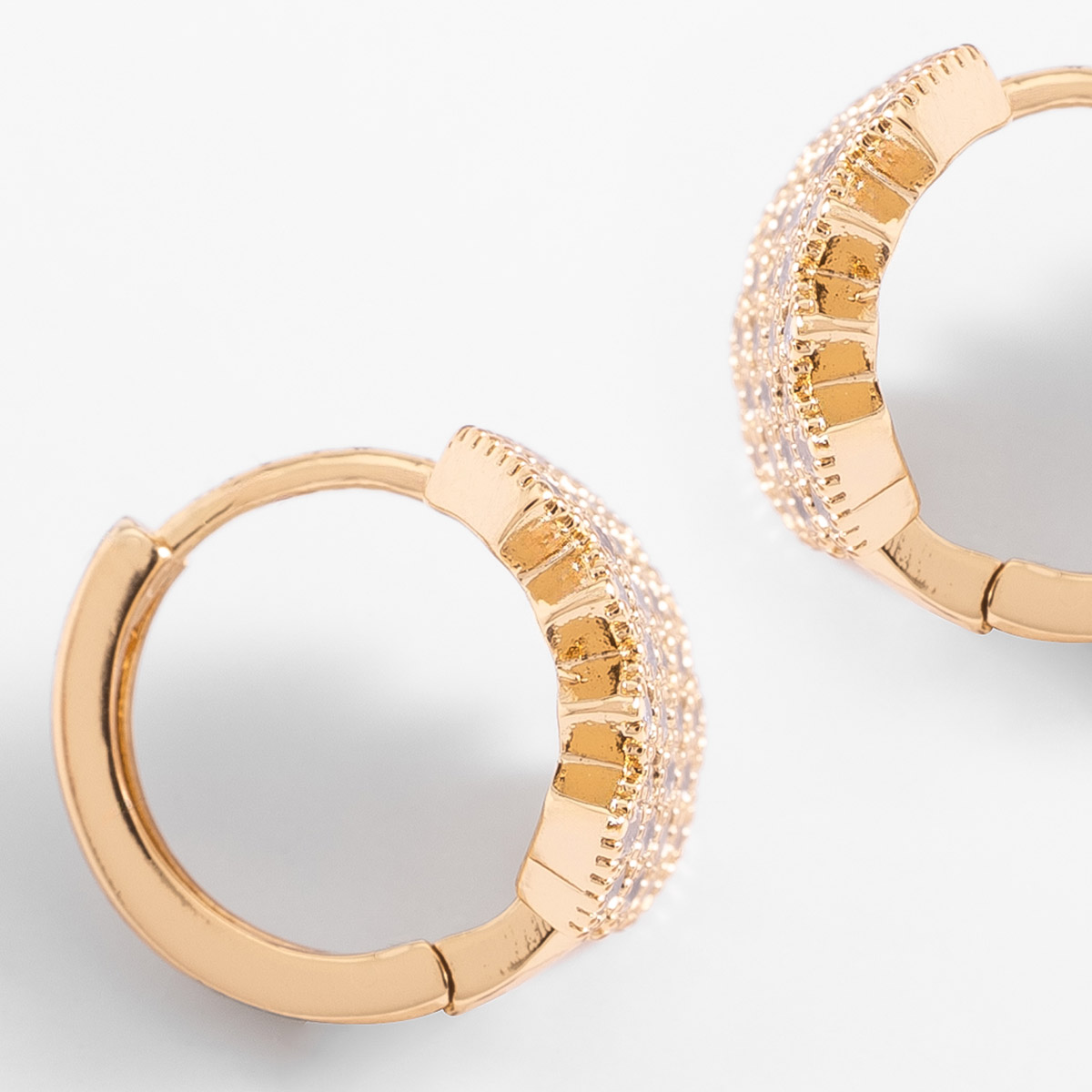 Aretes en baño de oro diseño cuadriculado toque brillante