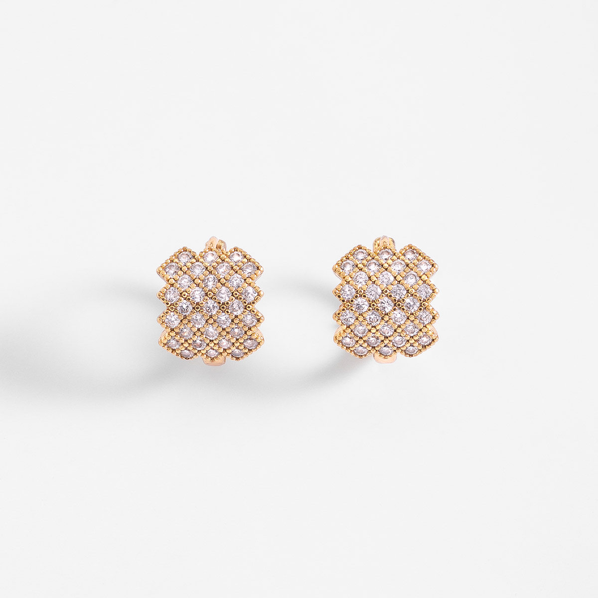 Aretes en baño de oro diseño cuadriculado toque brillante