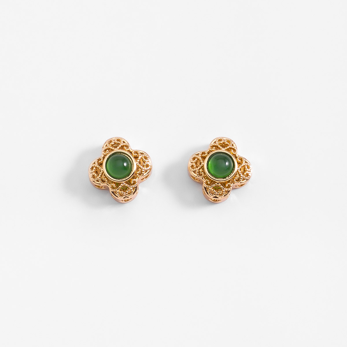 Aretes en baño de oro con piedra verde diseño flor calada