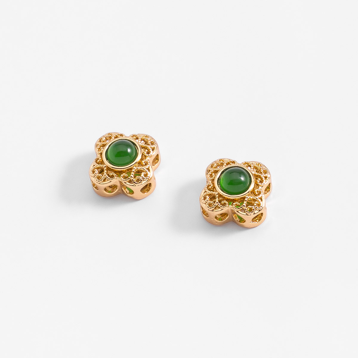Aretes en baño de oro con piedra verde diseño flor calada