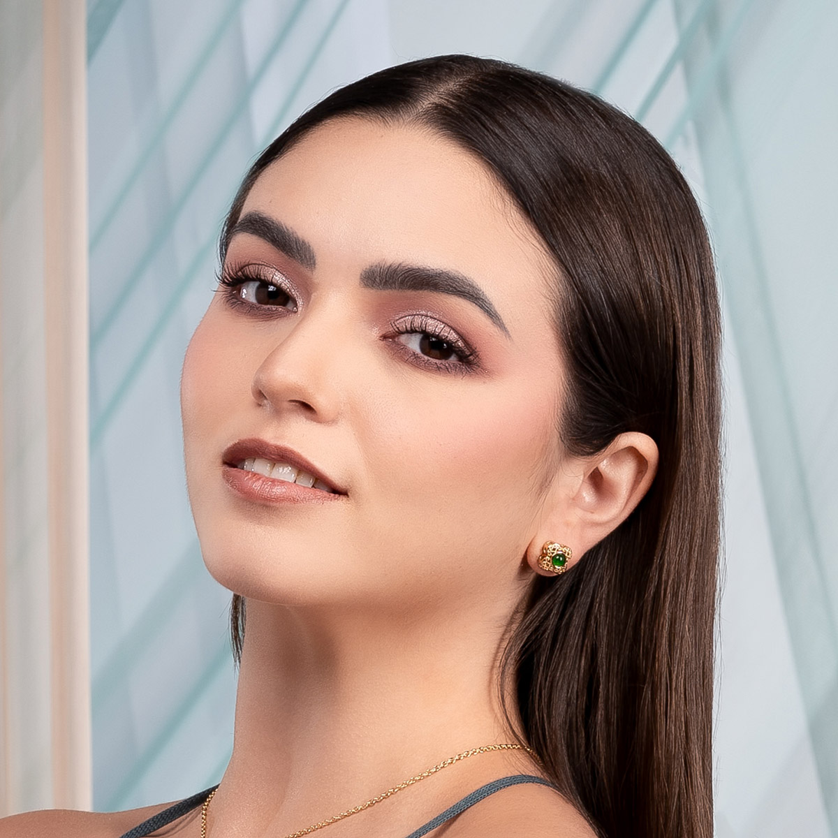 Aretes en baño de oro con piedra verde diseño flor calada