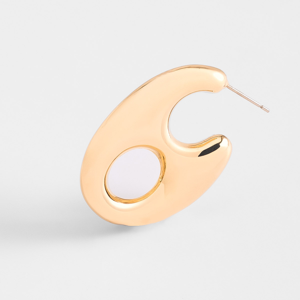Aretes en baño de oro diseño abstracto con volumen alto 3.5 cm
