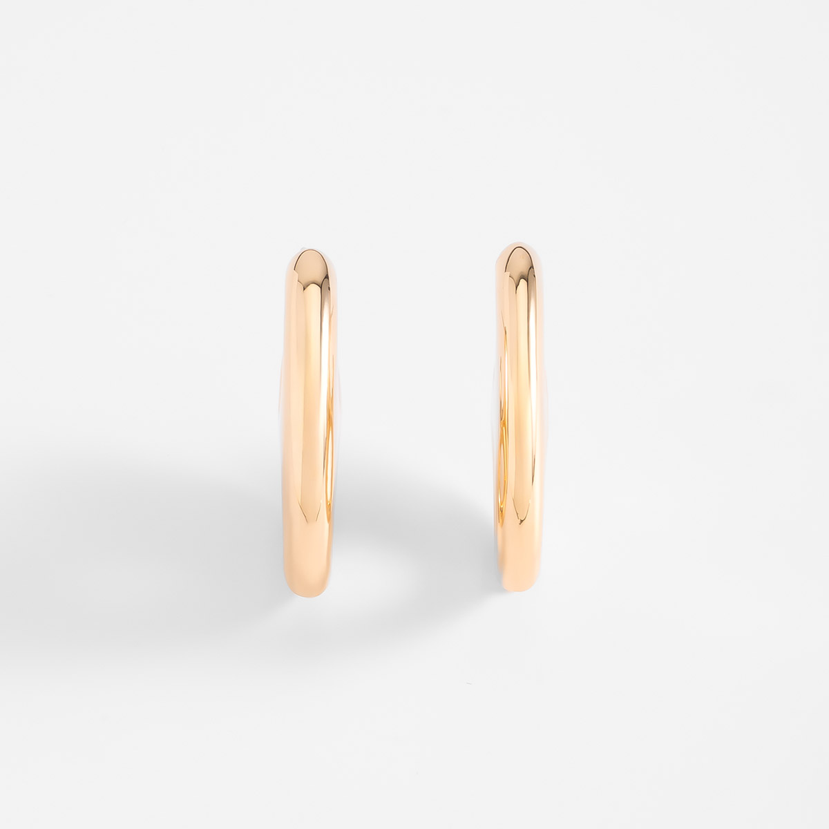 Aretes en baño de oro diseño abstracto con volumen alto 3.5 cm