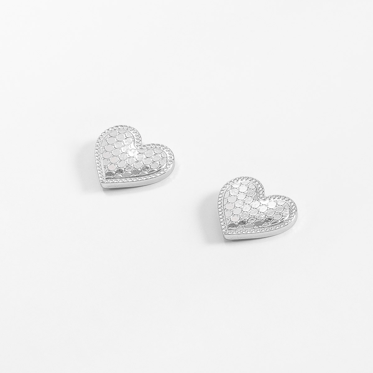 Aretes corazón en baño de rodio diseño calado brillante 1 cm