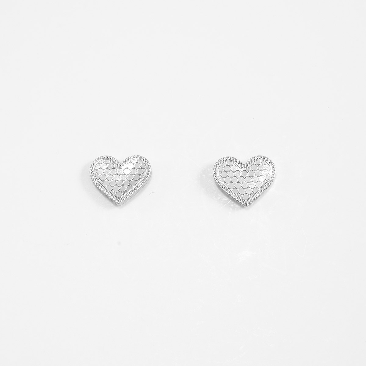 Aretes corazón en baño de rodio diseño calado brillante 1 cm