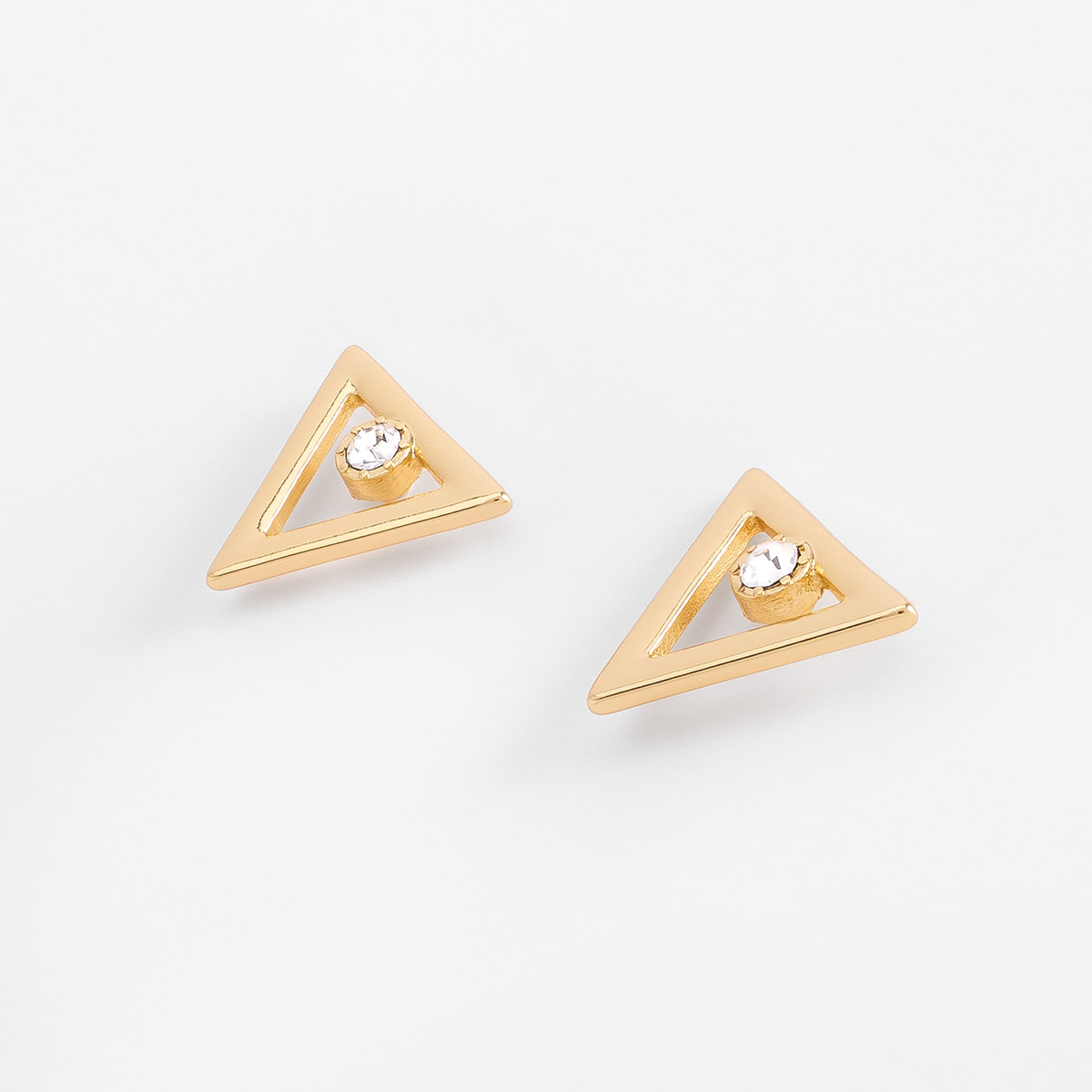Aretes poste en baño de oro triángulo y piedra brillante