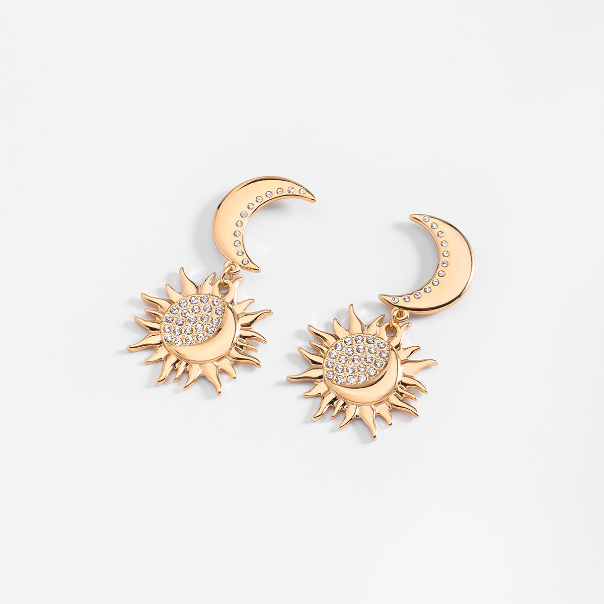 Aretes en baño de oro luna y sol con piedras en tono cristal