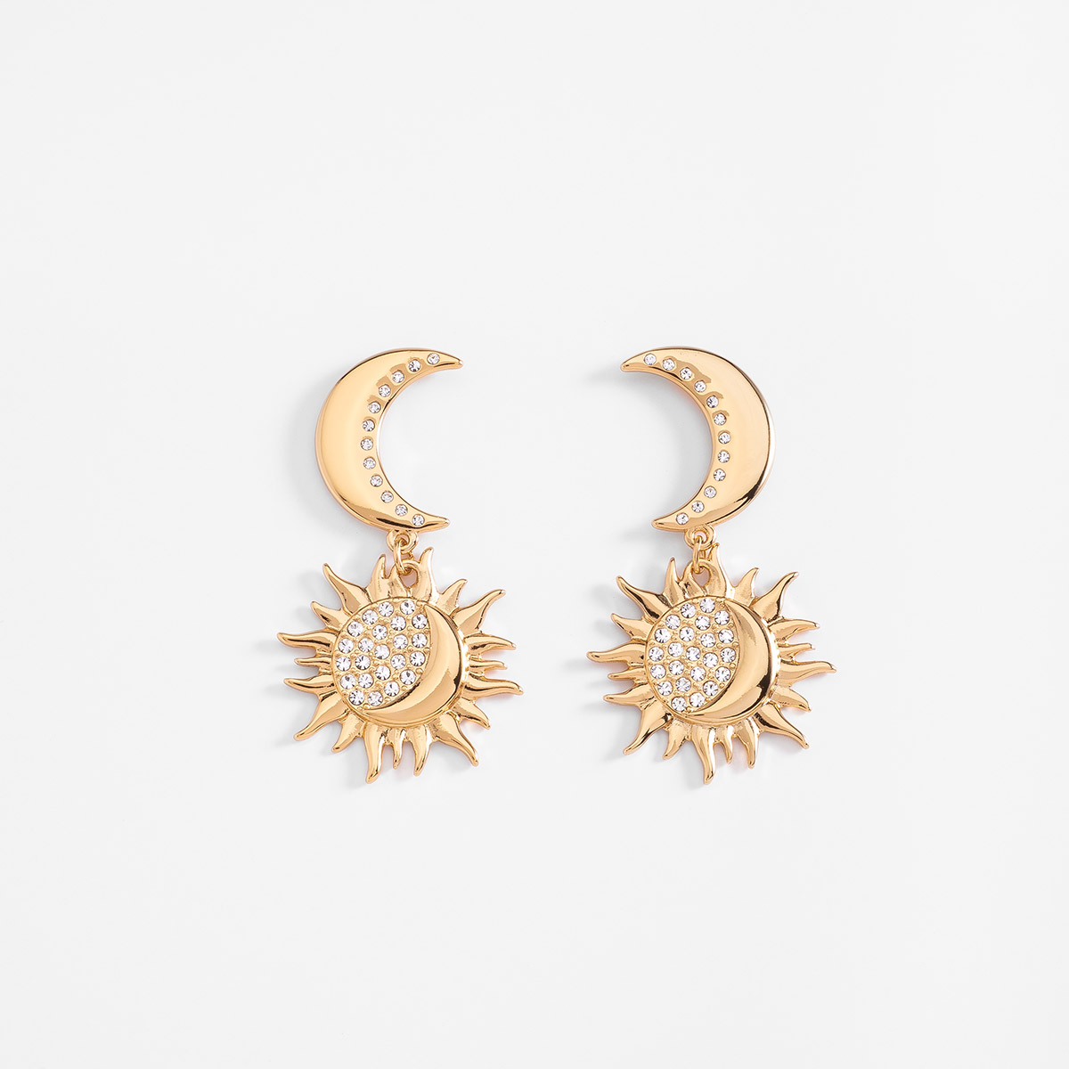 Aretes en baño de oro luna y sol con piedras en tono cristal
