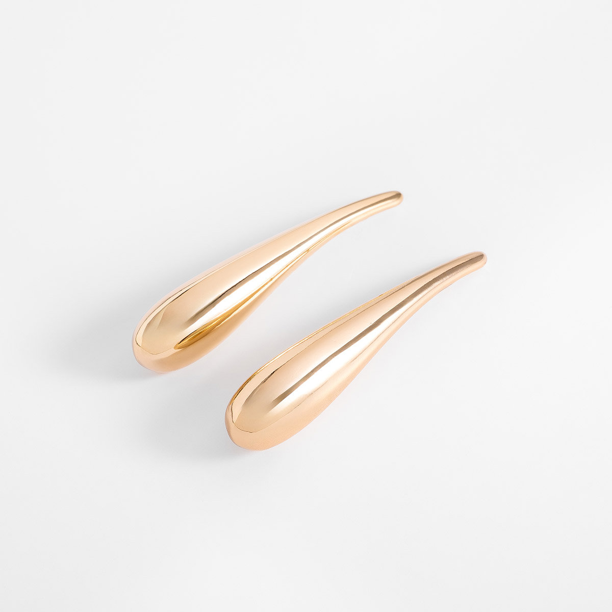 Aretes en baño de oro diseño gota pulida de 6 cm de alto