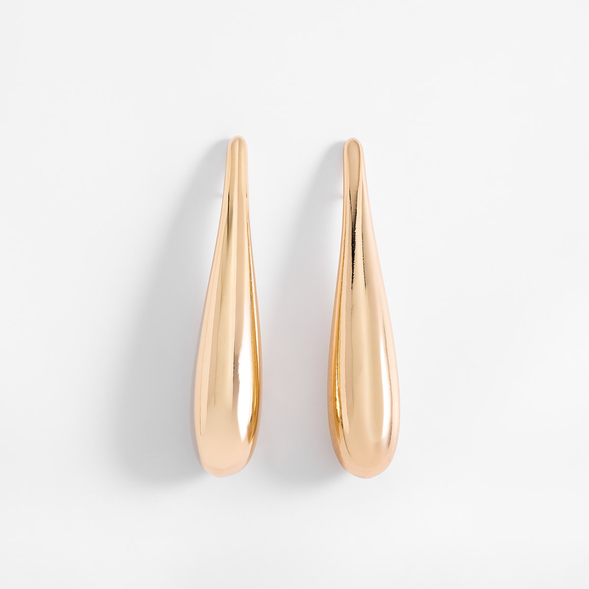 Aretes en baño de oro diseño gota pulida de 6 cm de alto