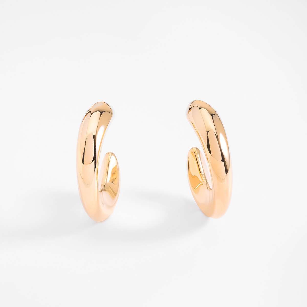 Aretes en baño de oro diseño circular voluminoso ancho 3.5 cm