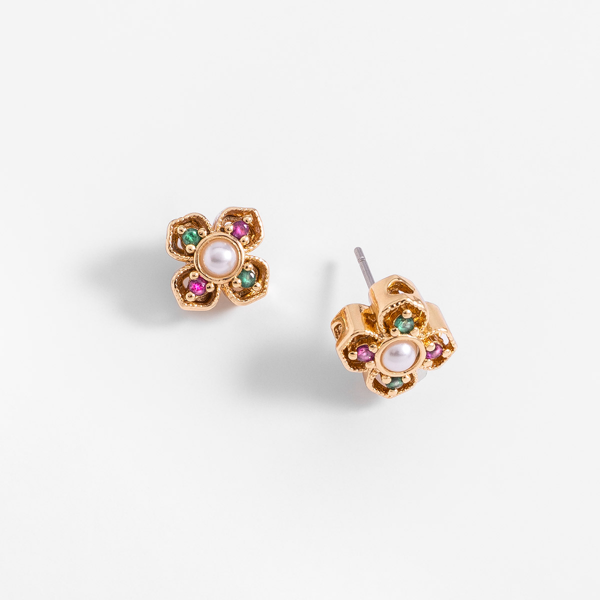 Aretes en baño de oro con forma de flor y perla central poste