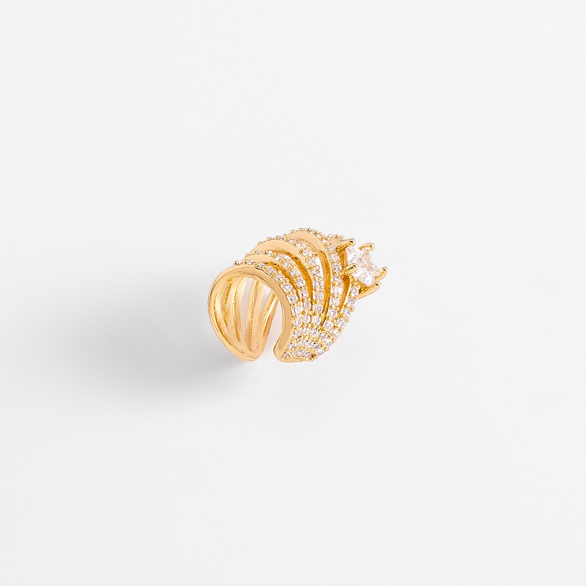 Anillo en baño de oro con diseño de estrella y toque brillante
