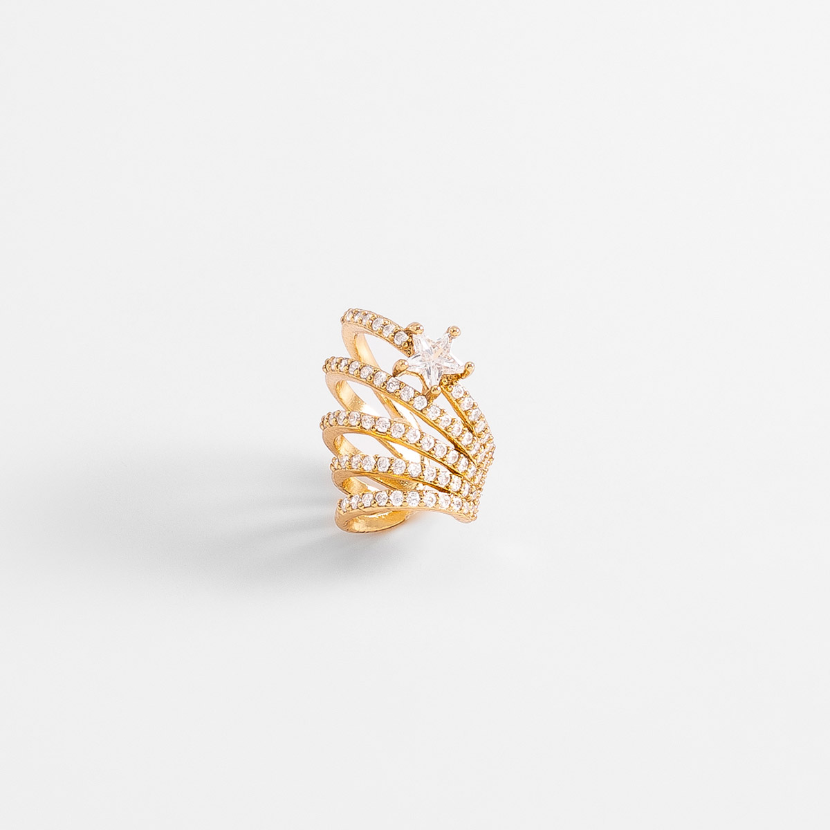 Anillo en baño de oro con diseño de estrella y toque brillante
