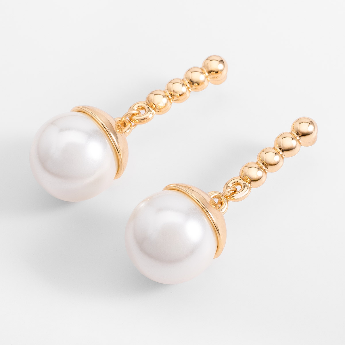 Aretes en baño de oro con perla colgante diseño esferas
