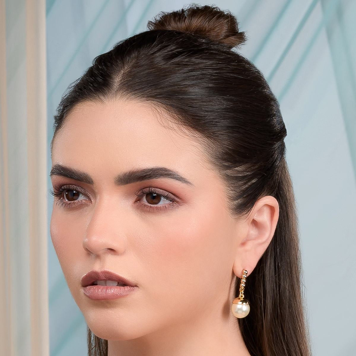 Aretes en baño de oro con perla colgante diseño esferas