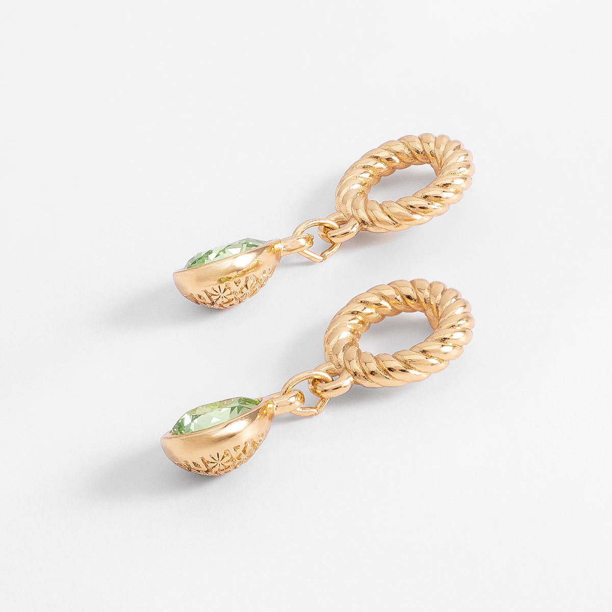 Aretes poste en baño de oro con aro trenzado y piedra verde