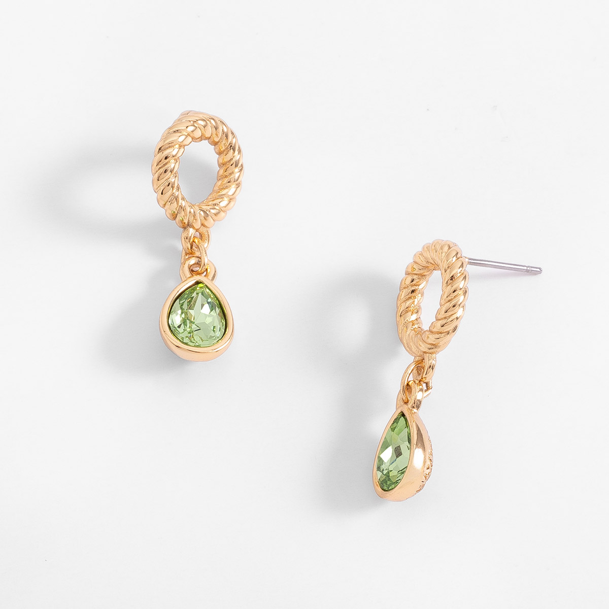 Aretes poste en baño de oro con aro trenzado y piedra verde