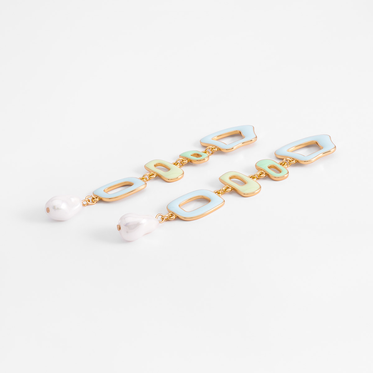 Aretes en baño de oro con figuras geométricas pastel y perla sintética