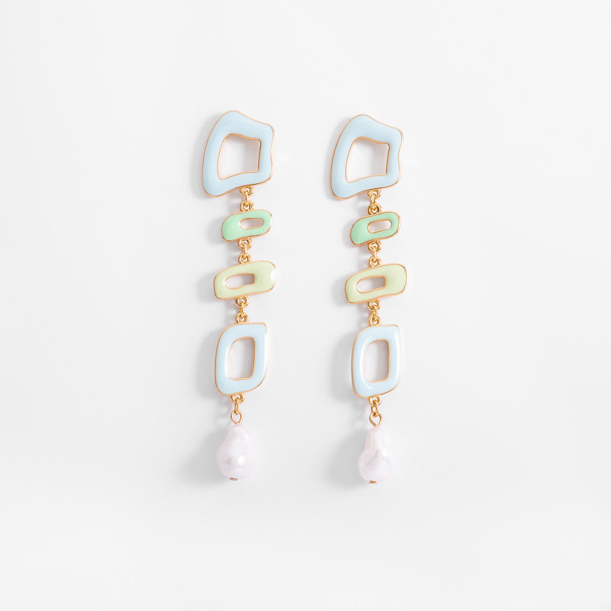 Aretes en baño de oro con figuras geométricas pastel y perla sintética