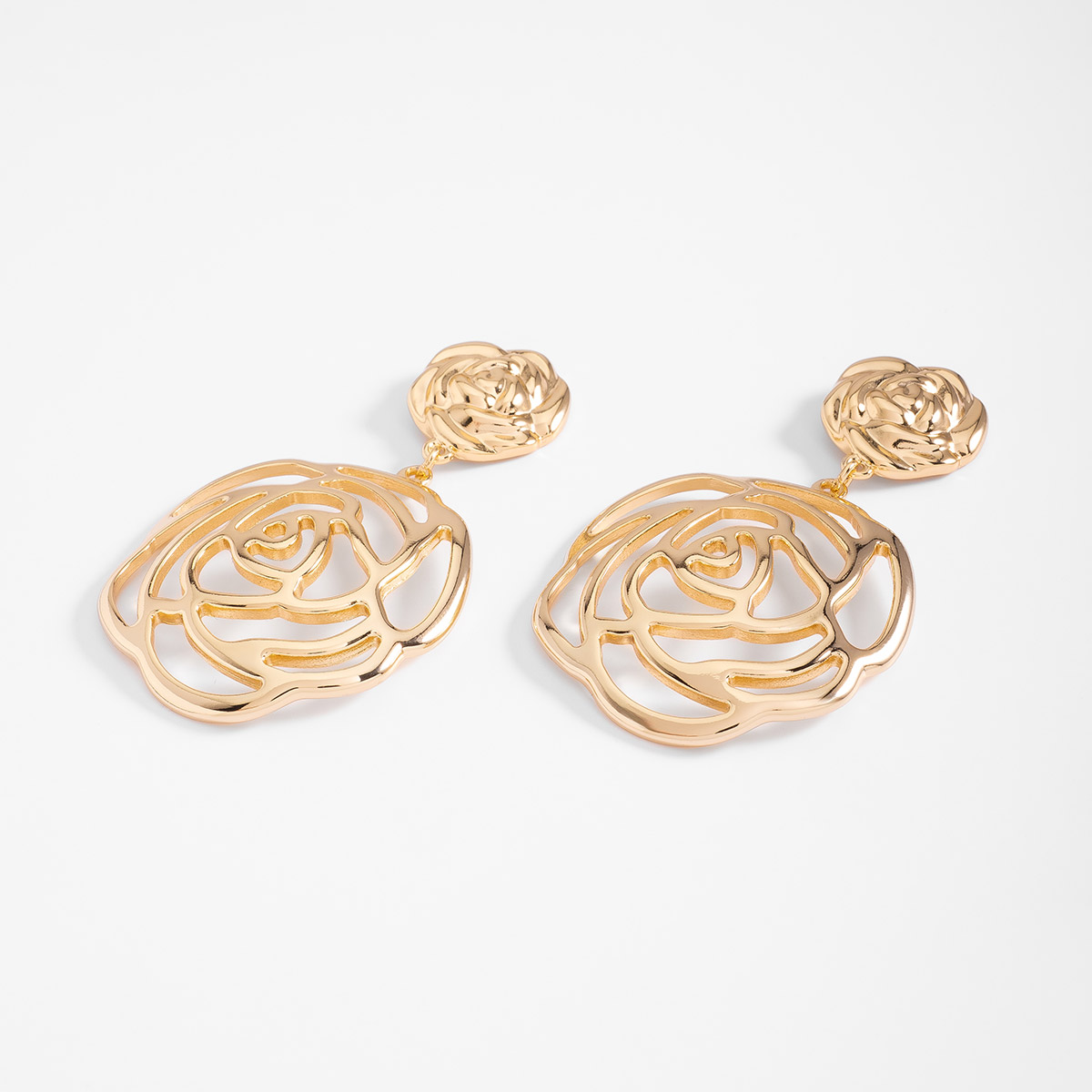 Aretes en baño de oro diseño de rosa calada volumen contemporáneo