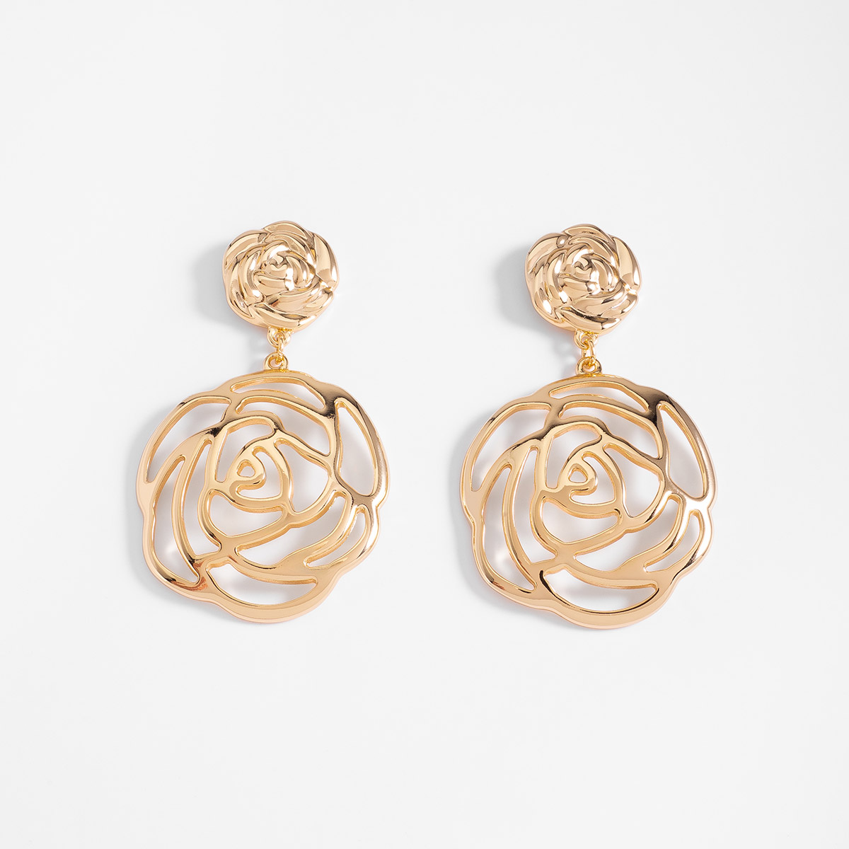 Aretes en baño de oro diseño de rosa calada volumen contemporáneo