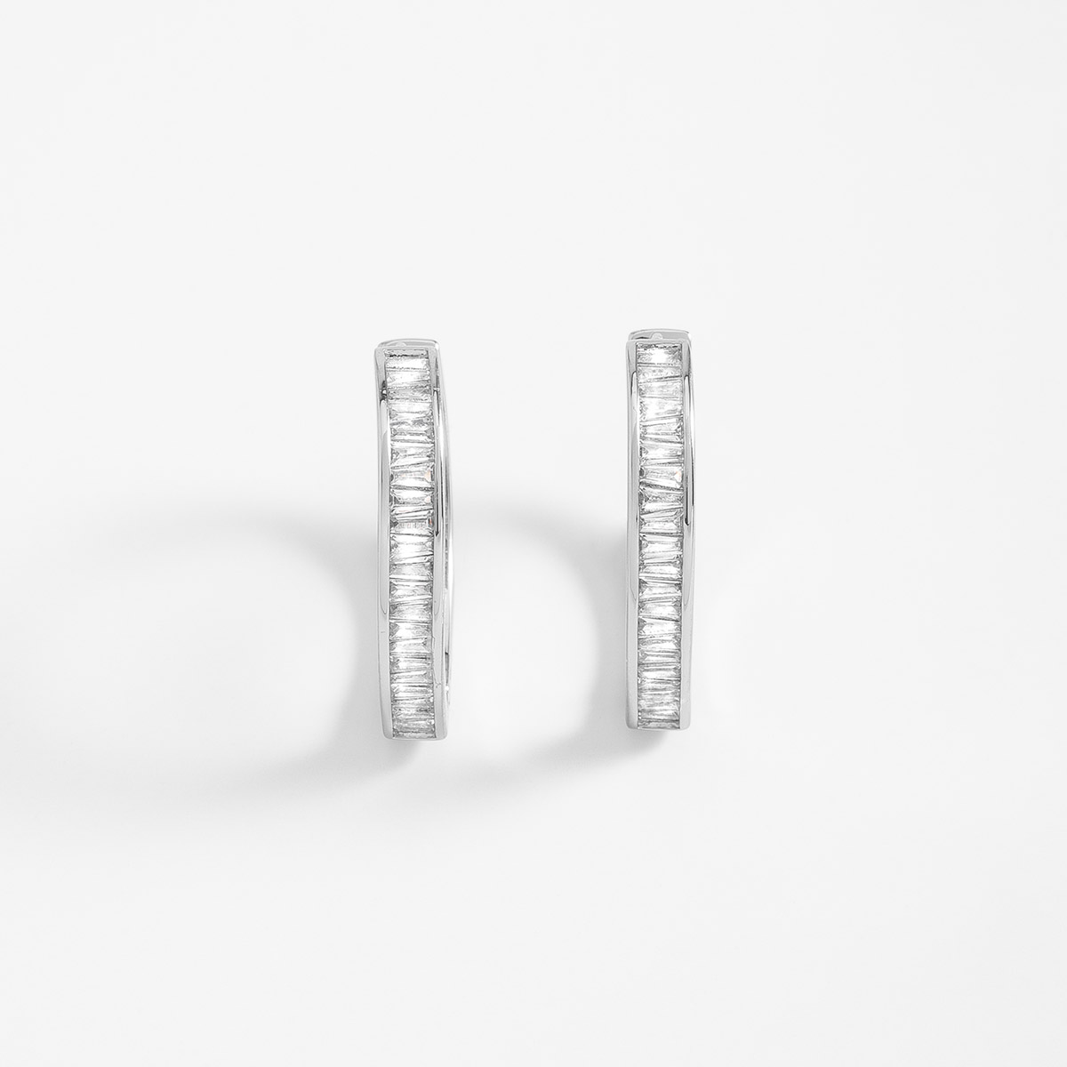 Aretes en baño de rodio con toque brillante modernos 2.5 cm