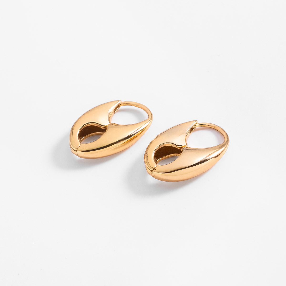 Aretes en baño de oro diseño ovalado abstracto alto 1.8 cm