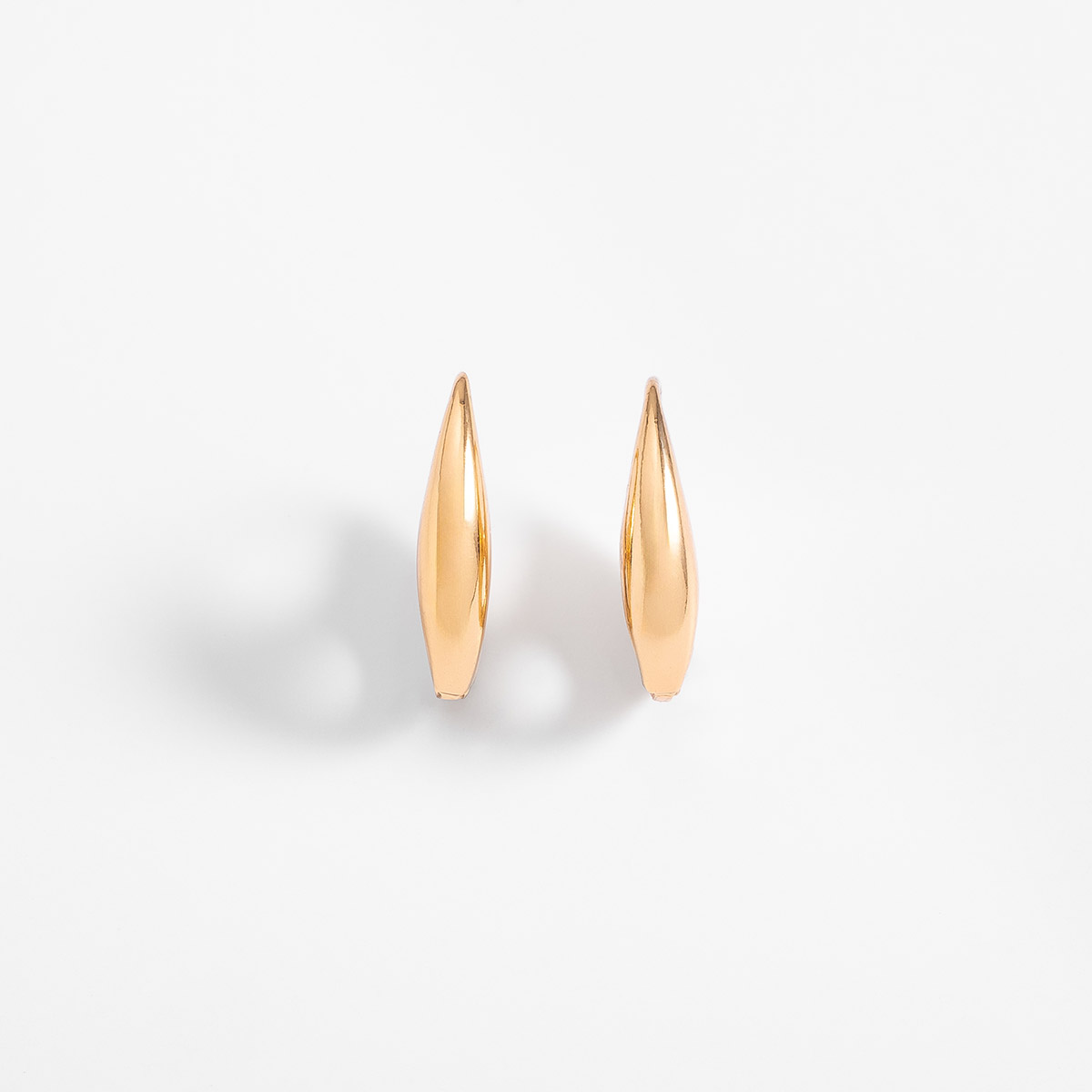 Aretes en baño de oro diseño ovalado abstracto alto 1.8 cm