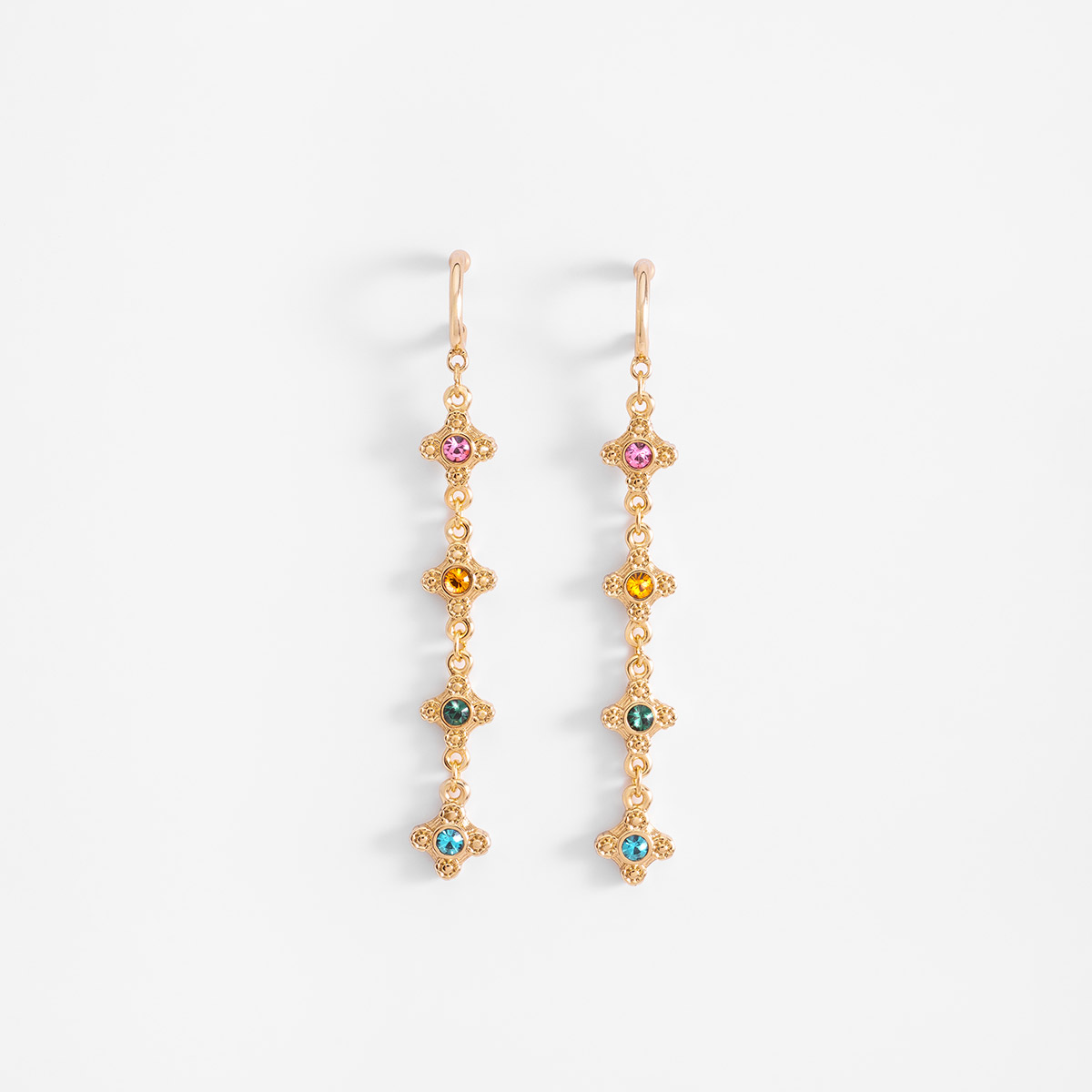 Aretes largos con piedras de colores en baño de oro diseño poste
