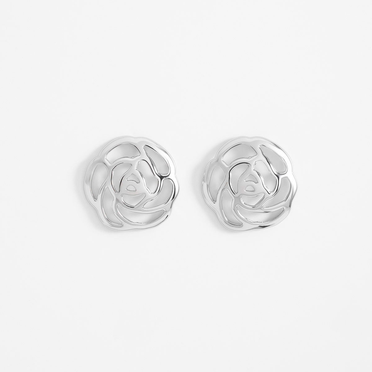 Aretes en baño de rodio con diseño de rosa calada poste