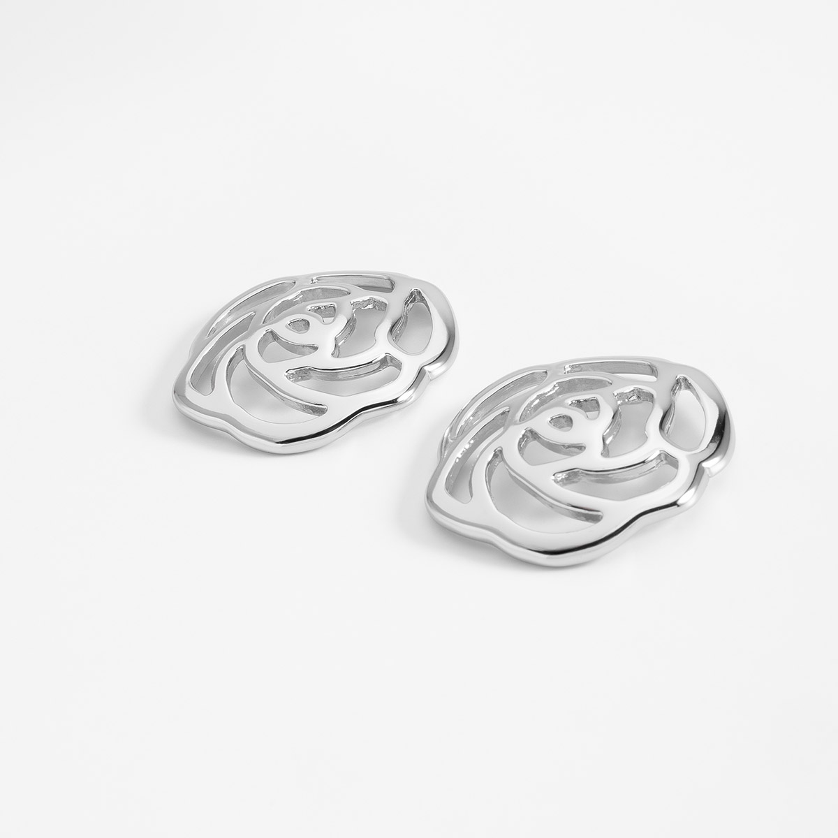 Aretes en baño de rodio con diseño de rosa calada poste