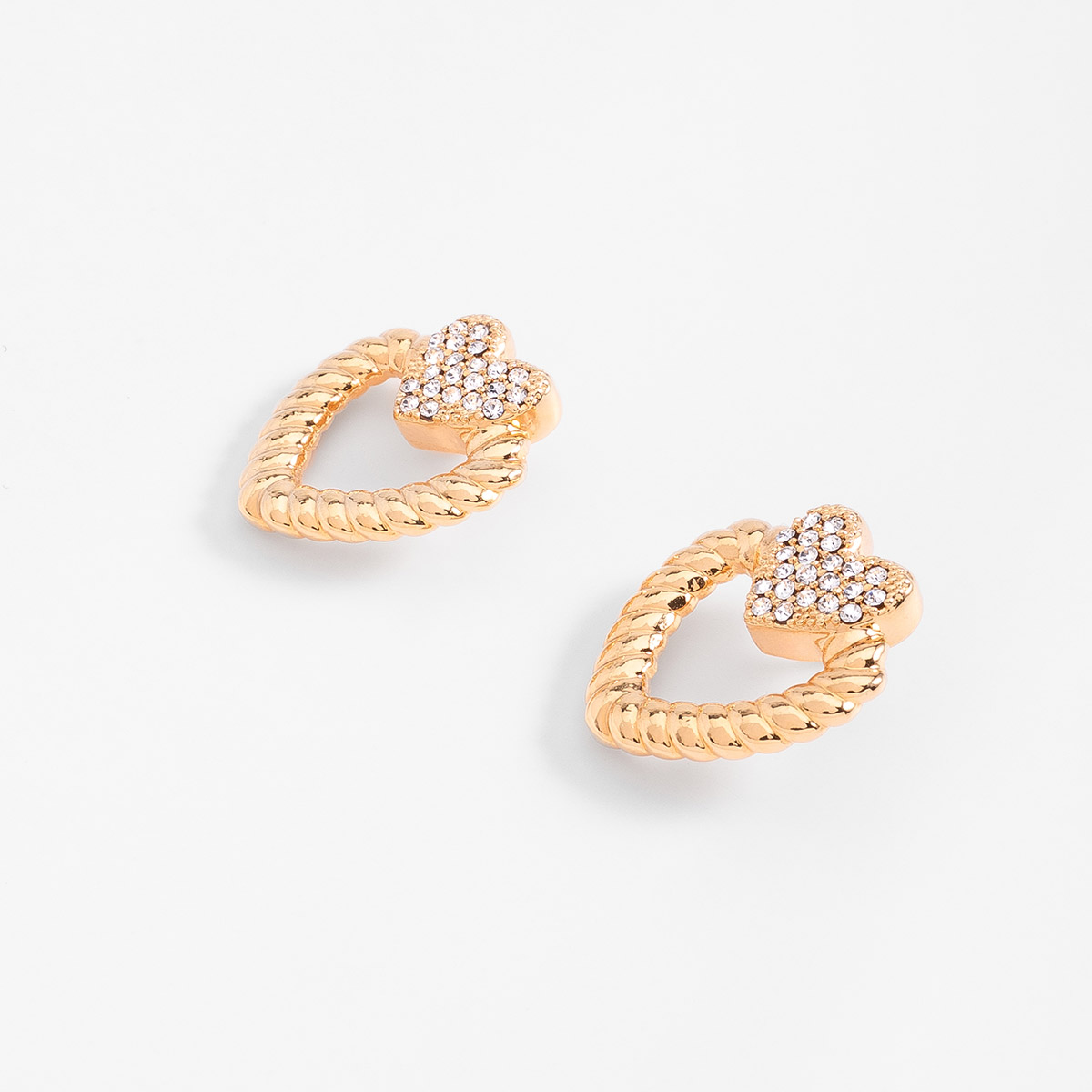 Aretes en baño de oro con corazón trenzado y toque brillante