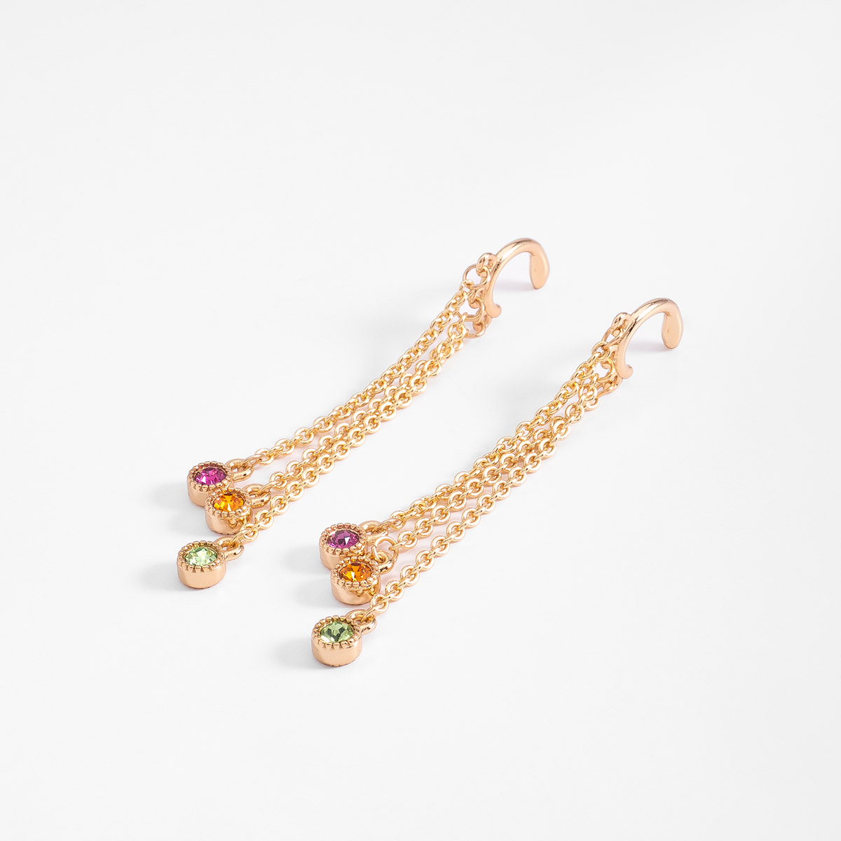 Aretes largos en baño de oro con cadenas y piedras de color