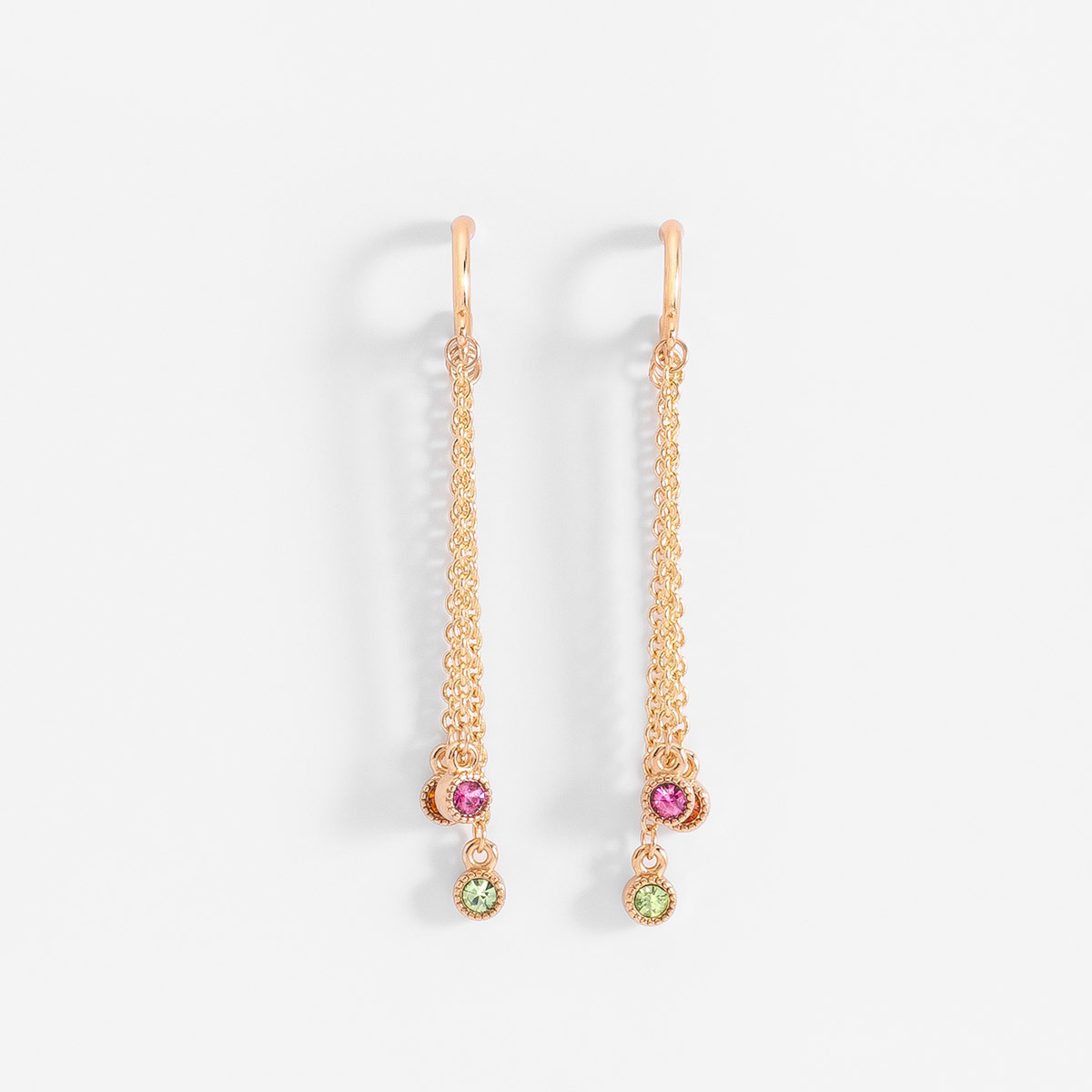 Aretes largos en baño de oro con cadenas y piedras de color
